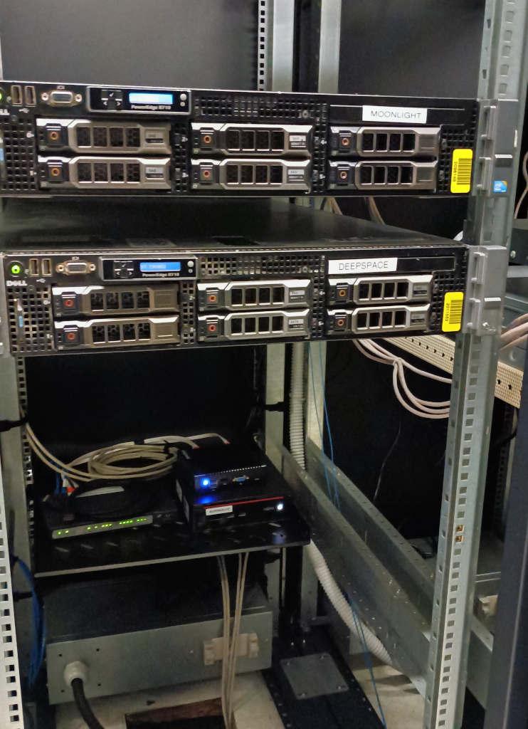 Tara’s rack in the colocation, with the two R710 on top, and in a shelf the mini-pc, firewall and switch